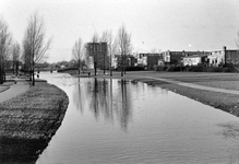 848428 Gezicht over de Kromme Rijn te Utrecht vanaf de brug in de Tamboersdijk naar het westen; op de achtergrond de ...